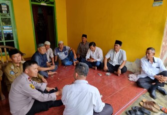 Berempati, Kapolsek Teluk Segara Melayat Ke Pemakaman Warga Meninggal Dunia di Tengah Padang