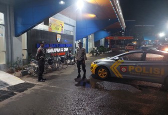 Antisipasi C3, Patroli Polsek Ratu Samban Kontrol Obyek Vital, Pemukiman dan Sambangi Pos Kamling