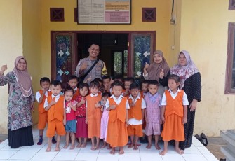 Polisi Sahabat Anak, Bhabinkamtibmas Polsek Manna  Kunjungi Murid TK-PAUD Desa Tambangan 