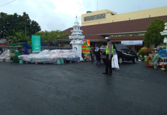 Polsek Ratu Samban Gelar Pengamanan dan Pengaturan Lokasi Wisuda Perguruan Tinggi