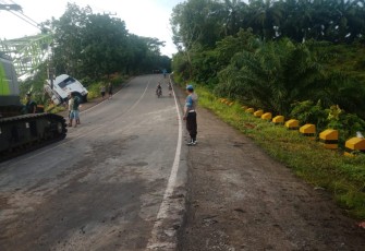 Polsek Batiknau Gelar Pengamanan Evakuasi Truk Tronton Alami Laka Tunggal