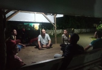 Sambang Pos Kamling, Bhabinkamtibmas Ingatkan Cek Identitas Orang Mencurigakan