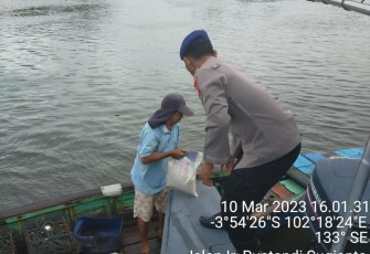 Jumat Curhat, Ditpolairud Membagikan Beras ke Nelayan Kecil di Pelabuhan Pulau Baai