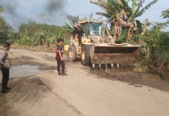Polsek Lais Dan Perusahaan Lokal Saat Perbaiki Jalan Rusak