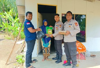 Berkah Ramadan, Personel Polres Mukomuko Tebar Kebaikan dengan Berbagi