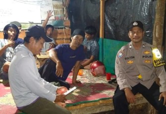 Ramadan, Bhabinkamtibmas Aktif Meronda Bersama Warga di Poskamling