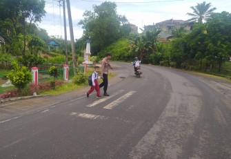 Polsek Batik Nau Berikan Pelayanan Pagi Kepada Anak Sekolah dan Masyarakat