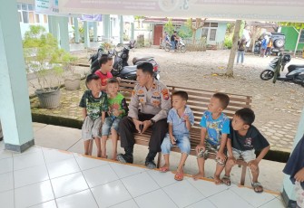 Jalin Keakraban Melalui Polisi Sahabat Anak,  Kapolsek Seginim Sambangi Anak -anak