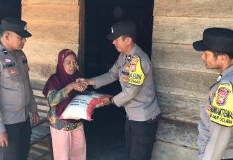 Ramadan Berbagi, Polsek Kaur Selatan Bagikan Beras ke Warga Membutuhkan