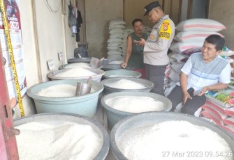 Polsek Teluk Segara Monitoring Harga dan Ketersediaan Bahan Pokok di Pasar Baru Koto