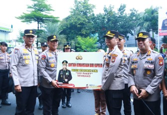 Ribuan Paket Sembako dari Kapolri Disebar ke Masyarakat di Slum Area Jaksel