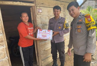 Warga Kurang Mampu Terima Sembako dari Polsek Muara Sahung  