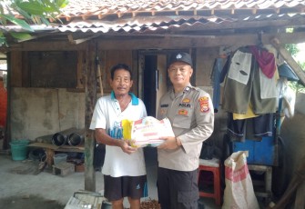 Polsek Kaur Selatan  Salurkan Bantuan ke Lansia Kurang Mampu