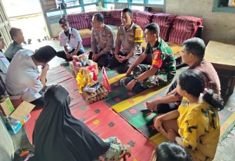 Polsek Sindang Kelingi Salurkan Bantuan Kepada Lansia Kurang Mampu