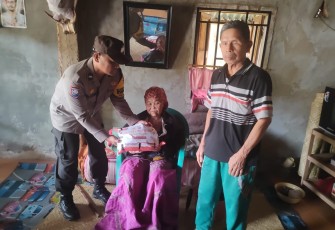 Lansia 70 Tahun Terima Bansos dari Polsek Muara Sahung