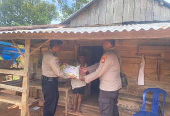 Polres Bengkulu Tengah Salurkan Bantuan Kemanusiaan Untuk Negeri kepada Petani Kurang Mampu