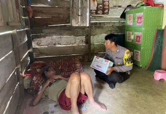 Petani Kurang Mampu di Desa Ulak Bandung Terima Bansos dari Polsek Muara Sahung