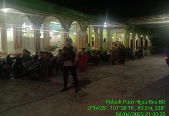 Personel Polsek Putri Hijau Berikan Pengamanan Ibadah Tarawih di Desa Kota Bani