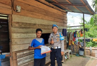 Pak Junet Terima Bansos dari Polsek Muara Sahung