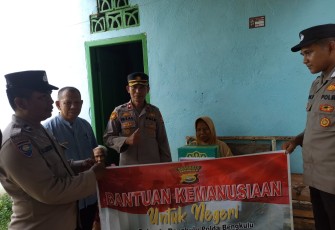 Polsek Teluk Segara Salurkan Bansos ke Warga Kelurahan Pondok Besi