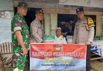  IRT dan Lansia Terima Bansos dari Polsek Gading Cempaka  