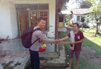 Polsek Kerkap Peduli Kebersihan Lingkungan dan Bagikan 1000 Sapu Lidi