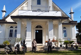 Polsek Padang Jaya Berikan Pengamanan Jemaat yang Beribadah