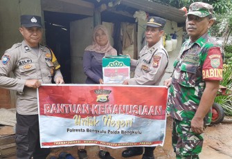 Polsek Gading Cempaka Kembali Salurkan Bansos Kepada Warga Kelurahan Lingkar Barat