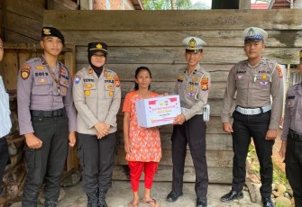 Polres Bengkulu Tengah Bagikan Sembako di Desa Renah Semanik