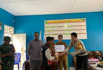Monitoring Pengelolaan Dana Desa, Bhabinkamtibmas Polsek Lais Hadiri Acara Penyaluran BLT DD.