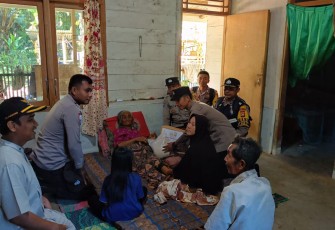 Polsek Napal Putih Kembali Bagikan Bantuan Kemanusiaan Kepada Masyarakat Kurang Mampu 