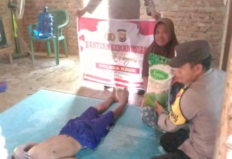 Polsek Maje Kembali Salurkan Bansos untuk Warga Kurang Mampu
