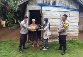 Bulan Ramadan Polsek Batik Nau Bagikan Bantuan Sosial Kemanusiaan Untuk Masyarakat