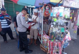 Personel Polsek Gading Cempaka Cek Surat Ijin Penjual Kembang Api
