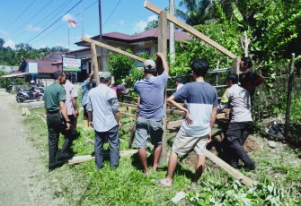 Bhabinkamtibmas Polsek Pino, Gotong Royong Bersama Warga Membangun Pos Kamling