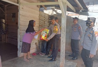 Melalui Program Bantuan Kemanusiaan Untuk Negeri Personel Polsek Ketahun Distribusikan Bansos Untuk Masyarakat