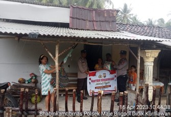 Petani Warga Desa Muarajaya Terima Bansos dari Polsek Maje