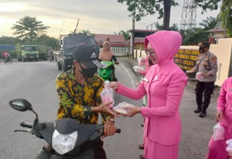 Polsek Ketahun Bagi Takjil Pada Masyarakat