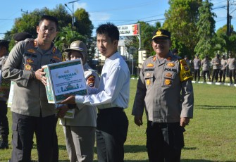 Kapolres Seluma Bagikan Bingkisan Lebaran dari Kapolri Kepada Personel Polres Seluma