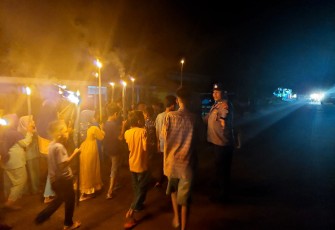 Polsek Air Besi Monitoring dan Pengamanan Pawai Obor dan Takbir Keliling Hari Raya Idulfitri