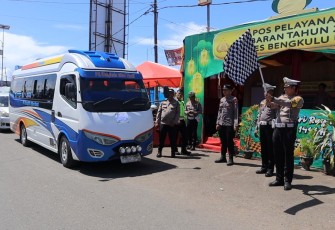 Kasat Lantas Polres Bengkulu Utara Melepas Rombongan Balik Mudik Gratis