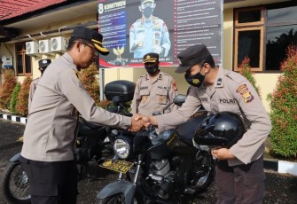 Kapolres Mukomuko Menyerahkan Kendaraan Dinas R2 Kepada Personel SPKT