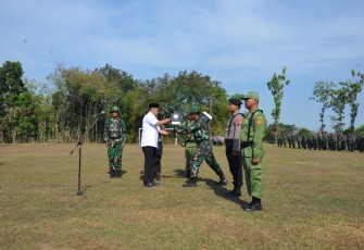 Bupati Karanganyar serahkan alat kerja kepada satgas TMMD