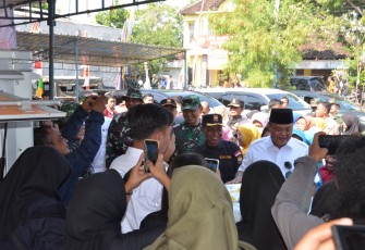 "Suasana pasar murah di lokasi TMMD Reg ke-117 Kodim 0727/Karanganyar"