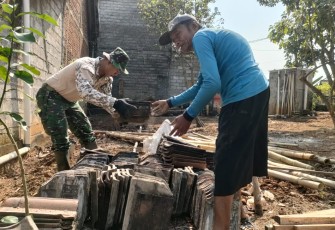 KARANGANYAR  — Selama pelaksanaan pembangunan desa oleh TNI di lokasi TMMD Kodim 0727/Karanganyar di Desa Gentungan, Kecamatan Mojogedang, hubungan antara Satgas TMMD dengan warga setempat terjalin erat. Bahkan warga menganggap mereka sebagai saudara kandung sendiri.  Tradisi tidur dan makan di rumah warga, meronda malam bareng, dan kerja bersama istirahat pun bersama sudah mulai mendarah daging ke warga. Jadi inilah yang dinamakan pembangunan non Fisik TMMD dalam membentuk karakter masyarakat.  Sekarung ta