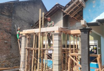 "Salah seorang Satgas TMMD Reg ke 117 desa Mojogedang sedang memasang Bikisting"