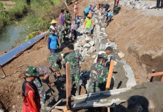 "Satgas TMMD Reg 117 desa Gentungan sedang mengerjakan pembangunan Jalan"