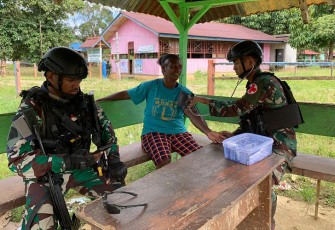 Satgas Yonif 407/PK saat Berikan Pelayanan Kesehatan kepada Masyarakat Kampung Mahti.