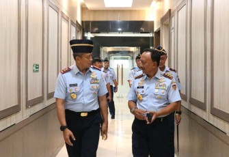 Pangkoopsudnas Marsdya TNI Ir. Tedi Rizalihadi S., M.M., kunjungi Makoops Udara I dalam rangka menyiapkan rencana kerja TA. 2024. Dalam kunjungannya Pangkoopsudnas ke Makoopsud I disambut langsung oleh Panglima Koops Udara I Marsda TNI Mohammad Nurdin, yang didampingi oleh Ir Koops Udara I Marsma TNI Arifaini Nur Dwiyanto, M.Han., beserta Para Asisten Kaskoopsud I dan Kalambangja Koopsud I. Bertempat di Ruang Arjuna Makoopsud I Jakarta, Kamis (28/12/2023)