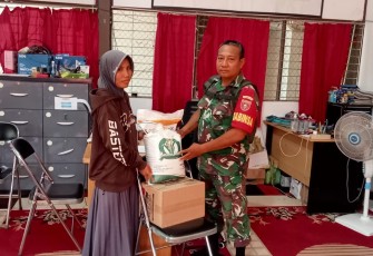 Babinsa Dampingi Pendistribusian Bantuan Beras Untuk Warga